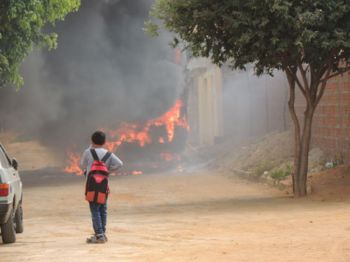Brumado: Em protesto, bandidos incendeiam ônibus do Programa Caminho da Escola