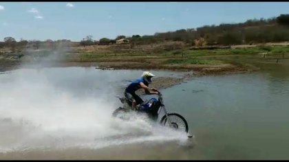 Maetinga: Jovem ganha destaque após desenvolver moto híbrida e atravessar barragem