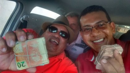 Condeúba: Foto de vereador ostentando maço de dinheiro viraliza na internet
