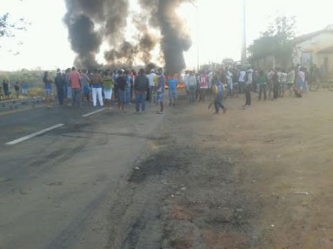 Conquista: após morte de pedestre, moradores queimam pneus e bloqueiam a BR-116 nos dois sentidos