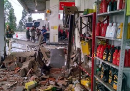 Bandidos explodem cofre de posto de gasolina na BR-116