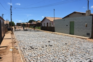 Condeúba: Operários trabalham na pavimentação da Rua Capitão Multi no Bairro do Divino