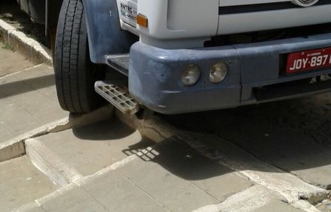 Condeúba: Mau exemplo - Caminhão que trazia merenda escolar para na calçada e desrespeita funcionário