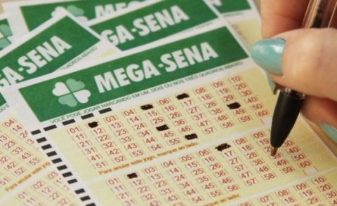 Mega-Sena acumula e pode ter prêmio recorde de R$ 135 milhões; veja dezenas