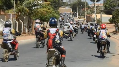 MORTUGABA----Motoqueiras lotam posto de combustíveis em Mortugaba na saída do 11º RaIly Feminino em direção a Licínio - ASSISTA VÍDEO -