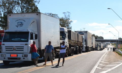 PRF restringe tráfego de caminhões em rodovias federais nos feriados