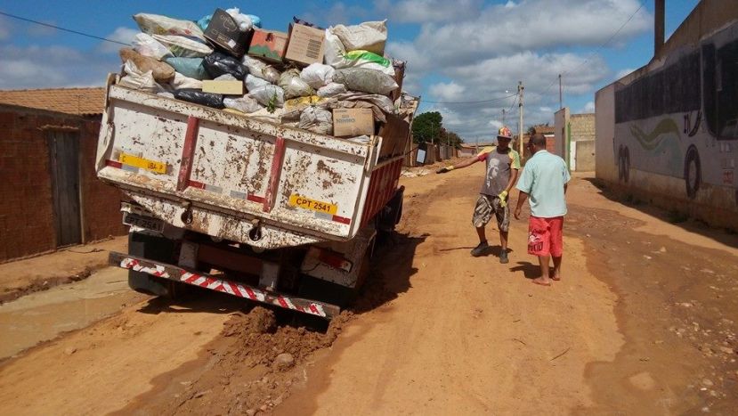 Condeúba: Problemas na adutora recém concluida causa desperdício de água e transtornos à população